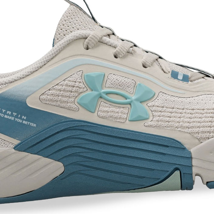 Visão lateral do tênis Under Armour Tribase Reps 2 feminino branco, mostrando detalhes do solado antiderrapante